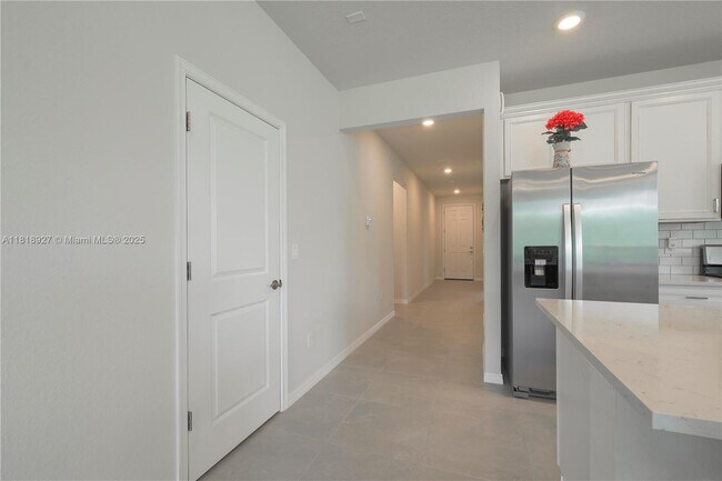 Building Photo - 12300 SW Myrtle Oak Dr