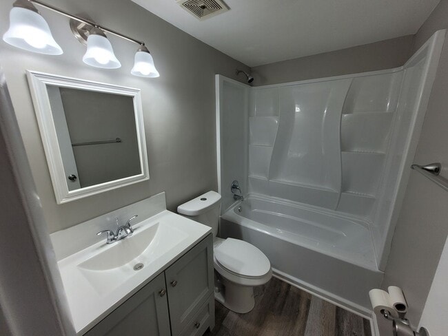 Building Photo - Townhouse in the Heart of Virginia Beach!
