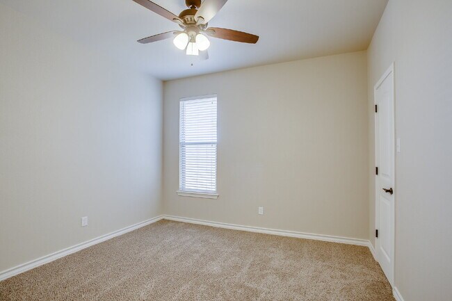 Building Photo - Beautiful Duplex with lots of Extras