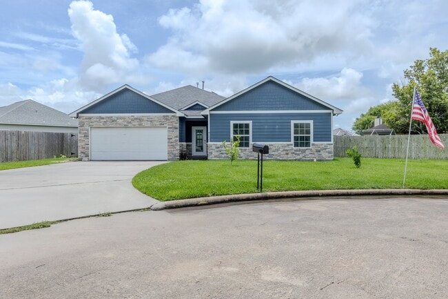 Building Photo - 2422 Cardinal Dr