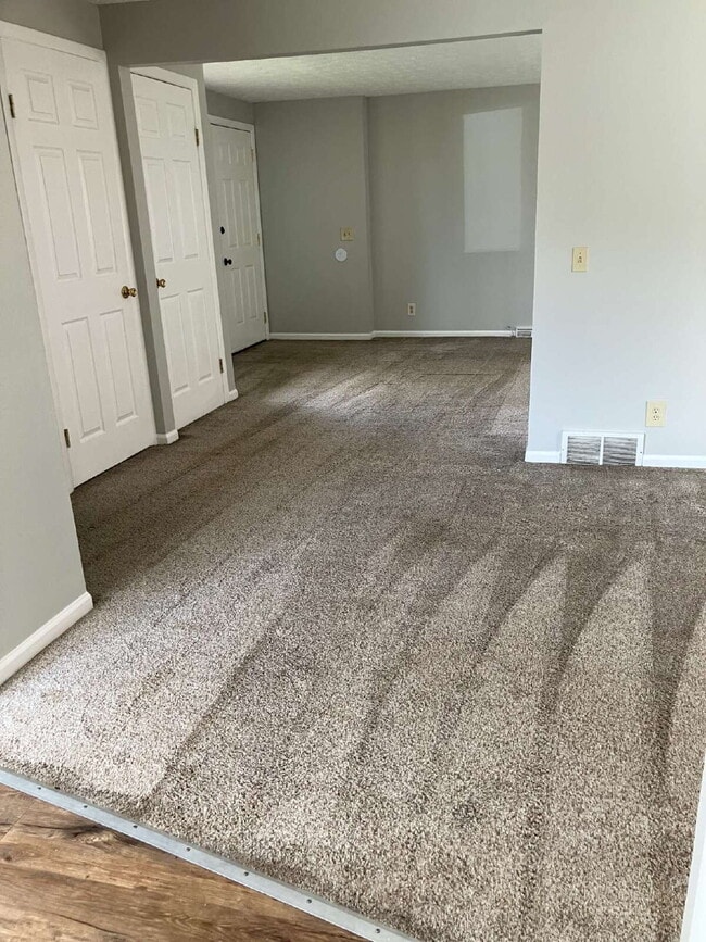 Building Photo - Available May 1!  Spacious 3 BR, 1.5 Bath in East Rochester