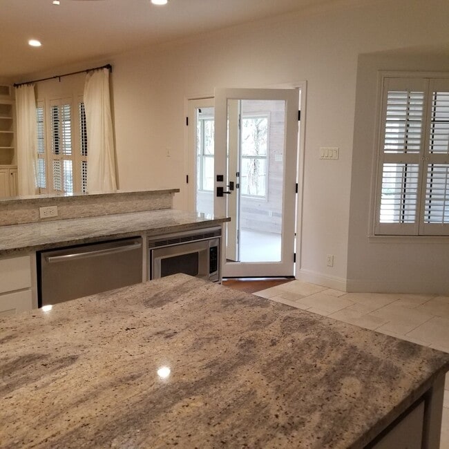 Building Photo - Stunning Home - North Cat Mountain - 4 bed...