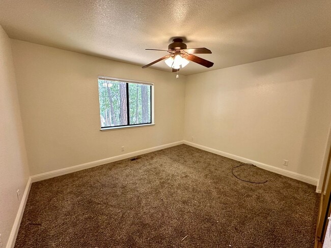 Building Photo - 3 Bedroom 2 Bathroom House in Desirable Al...