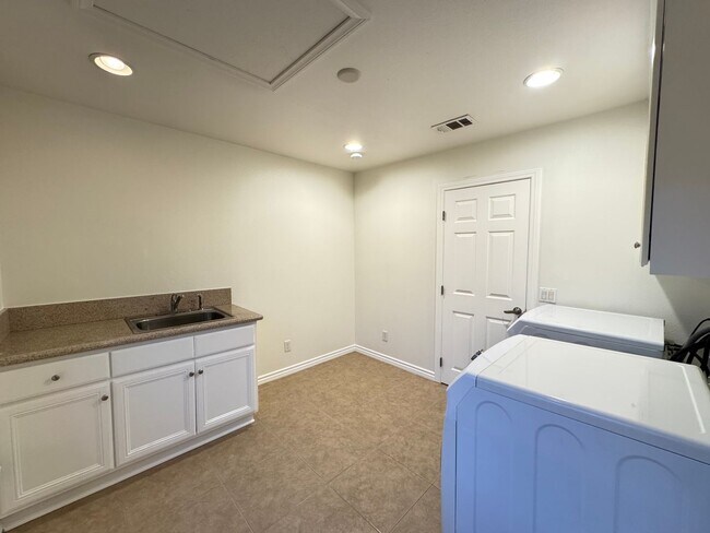 Building Photo - Stunning 5Bd/3.5Ba Home in Laguna Hills with a Pool and Elevator!