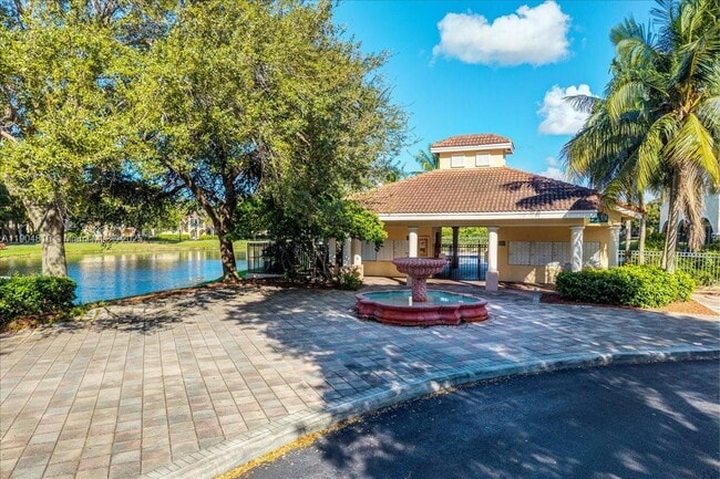 Building Photo - 2516 Centergate Dr