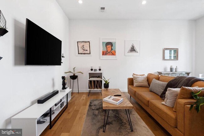 Building Photo - 1617 Hope St