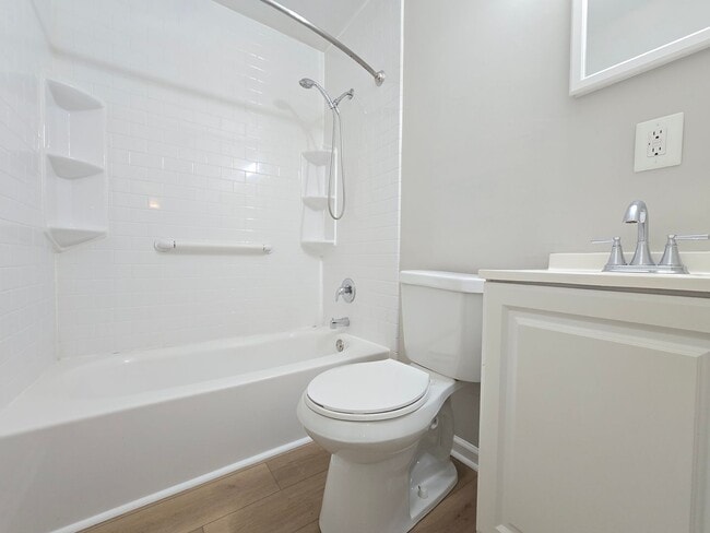 Building Photo - Newly Renovated 3 Bedroom Home – Modern Co...