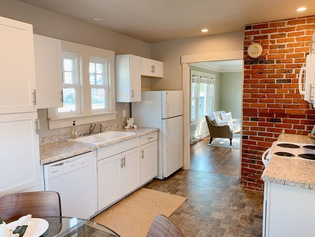 Building Photo - Adorable cottage in the Columbia Neighborhood