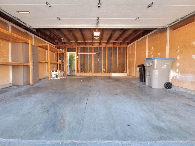 Building Photo - Beautiful & Spacious 3bd Townhouse w/Detached Garage