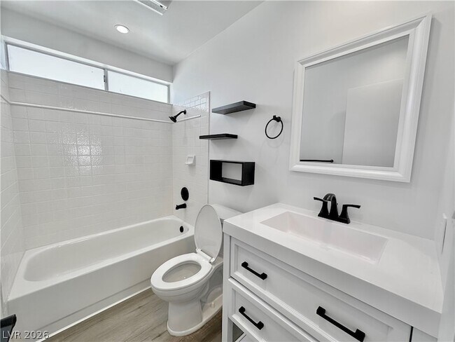 Building Photo - 401 Holcomb