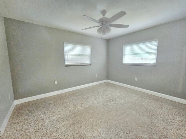 Building Photo - 3 Bedroom 2 Bath in Riveria Bay of St. Pete