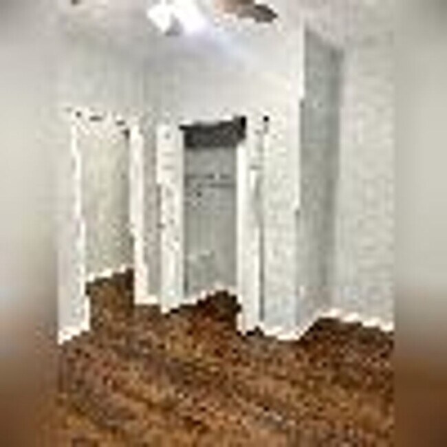 Building Photo - Recetly updated and convenient to downtown!