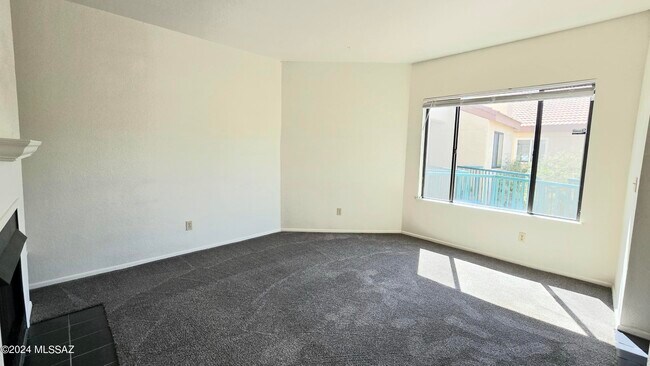 Building Photo - 3690 N Country Club Rd