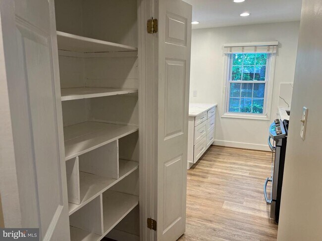 Building Photo - 9502 Tregaron Pl