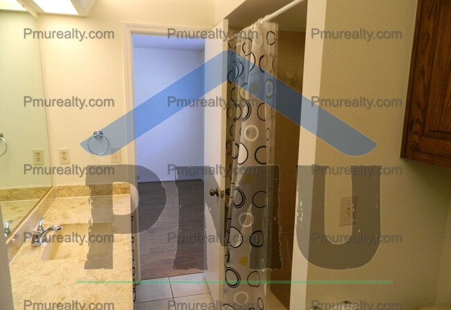 Building Photo - AVAILABLE NOW!!! Stunning 4-Bed, 3-Bath Ho...
