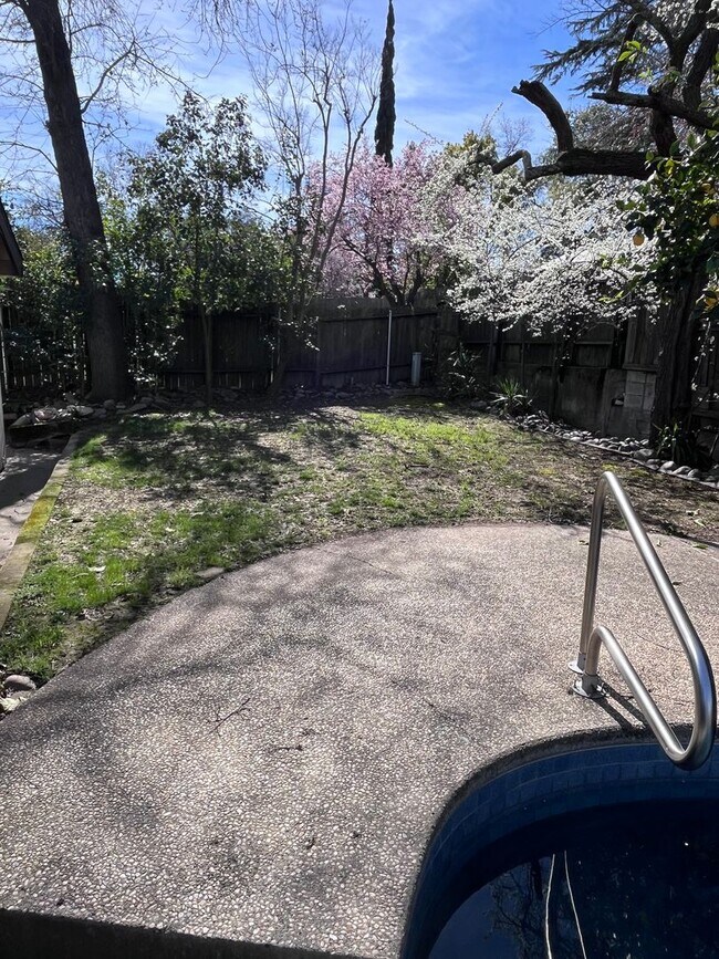 Building Photo - NICE HOME IN FAIR OAKS WITH POOL!!