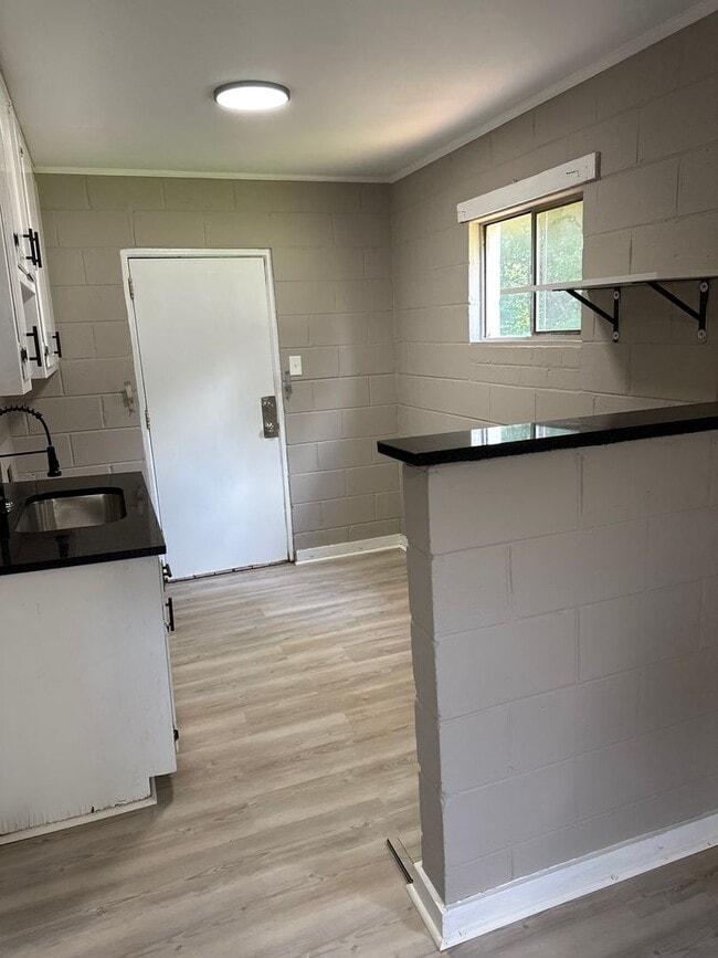 Building Photo - 2 Bed 1 Bath Apartment