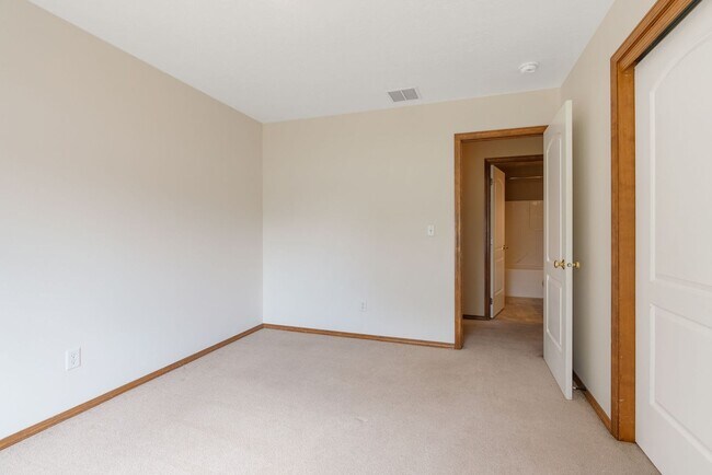 Building Photo - 3 Bedroom Home with a 3 Car Garage in Deer...