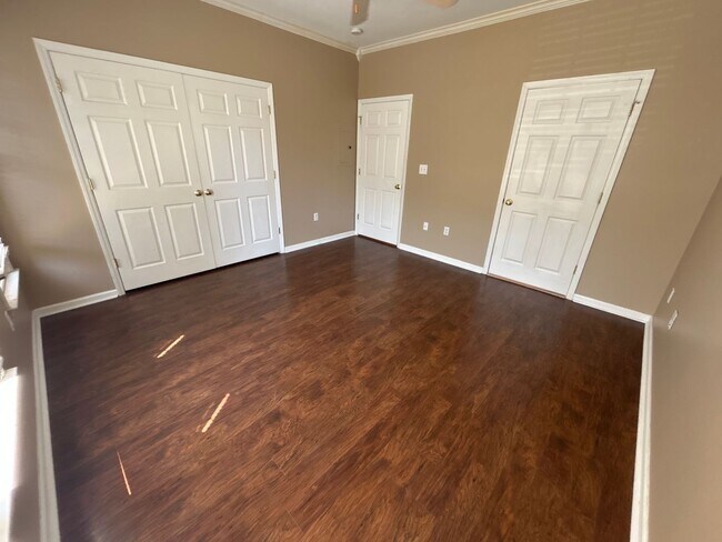 Building Photo - 1 Bedroom | 1.5 Bathroom Ground Level Rale...