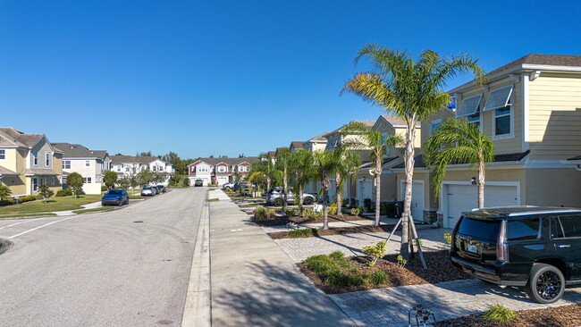 Building Photo - Fabulous 2 car garage townhome! Fabulous L...