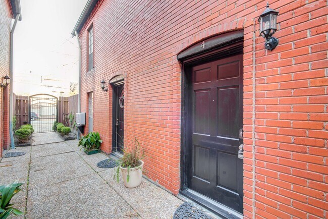 Building Photo - 2225 Mimosa Dr