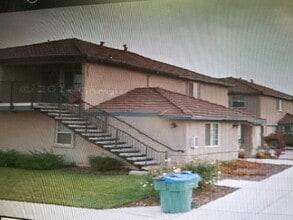 Building Photo - Spacious Apartment!!!
