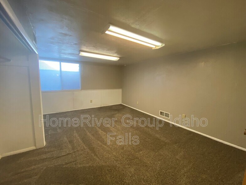 Building Photo - 106 S 3rd W