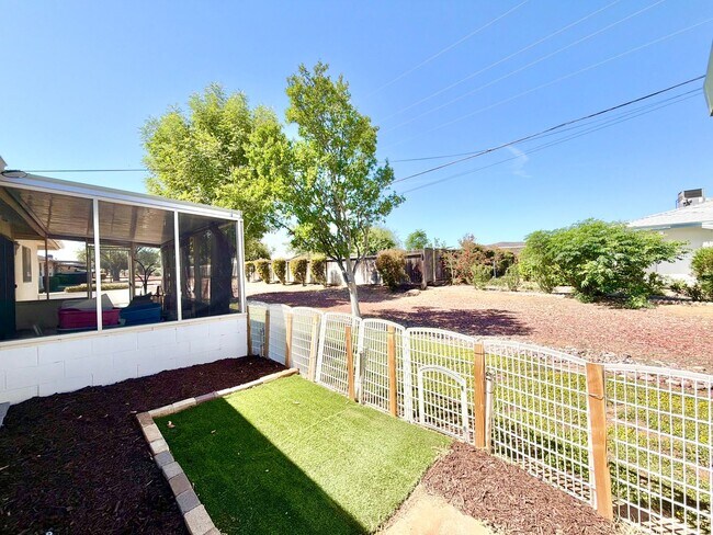 Building Photo - Charming Sun City 55+ Community 2 Bedroom Home with Bonus Sunroom Space