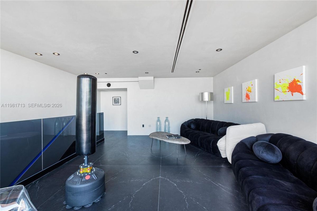 Building Photo - 650 NE 32nd St