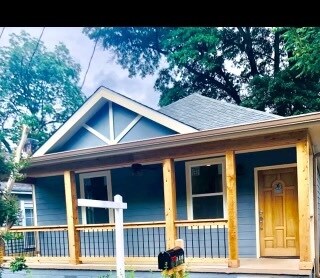 Front porch seating. - 916 Coleman St SW