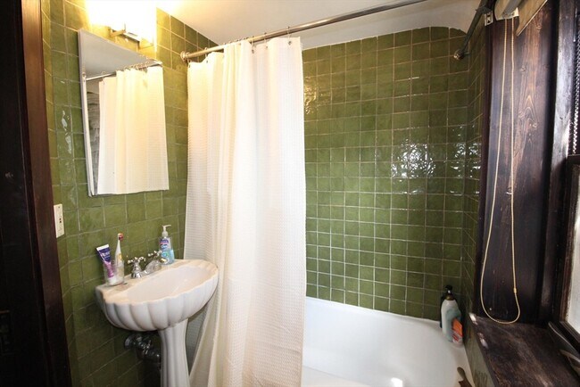 Building Photo - 33 Beacon St