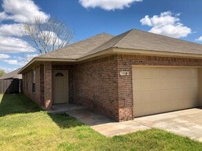 Building Photo - $200 off your move in by May 15th! Located in Edgewood Manor and in Mustang School District!, Nea...