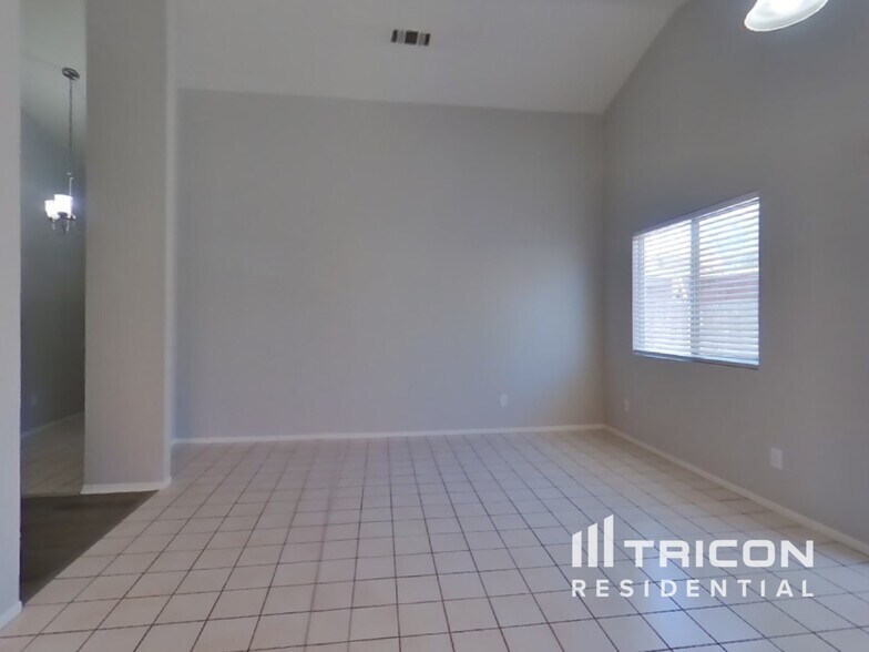 Building Photo - 14806 Rosemary Dr