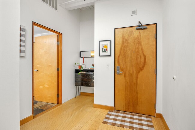 Building Photo - Gorgeous loft in a converted window factor...