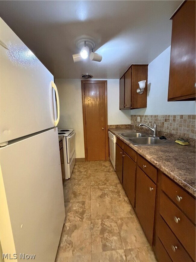 Building Photo - 6910 Carriage Hill Dr