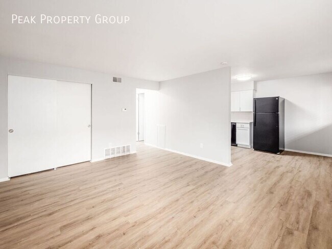 Building Photo - 593 Riverview Dr