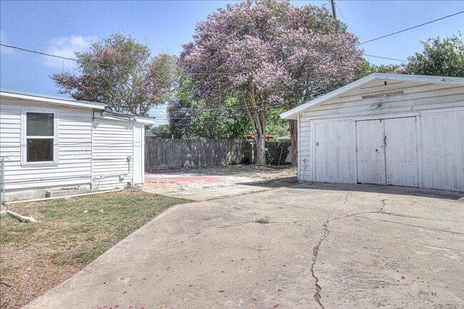 Building Photo - 6046 Hugo Dr