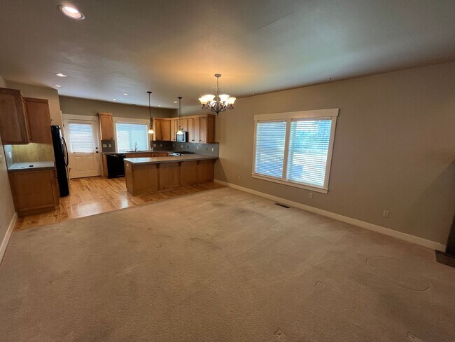 Building Photo - Landscape Maintenance Included! Spacious 3 Bed/2.5 Bath Home in SW Bend - Elder Ridge Street