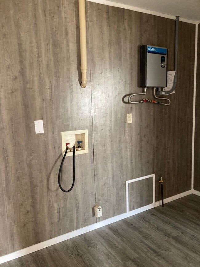 Building Photo - Newly remodeled 3 bedroom