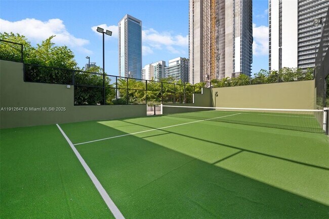 Building Photo - 700 NE 24th St