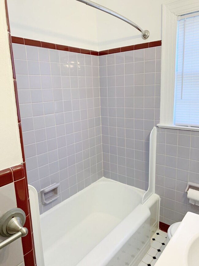 Building Photo - 3 Bedrooms 2 Full Bathrooms with fenced in...