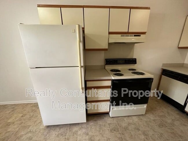 Building Photo - 3830 Country Club Rd