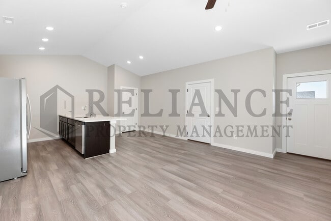 Building Photo - 5121 N Cypress St