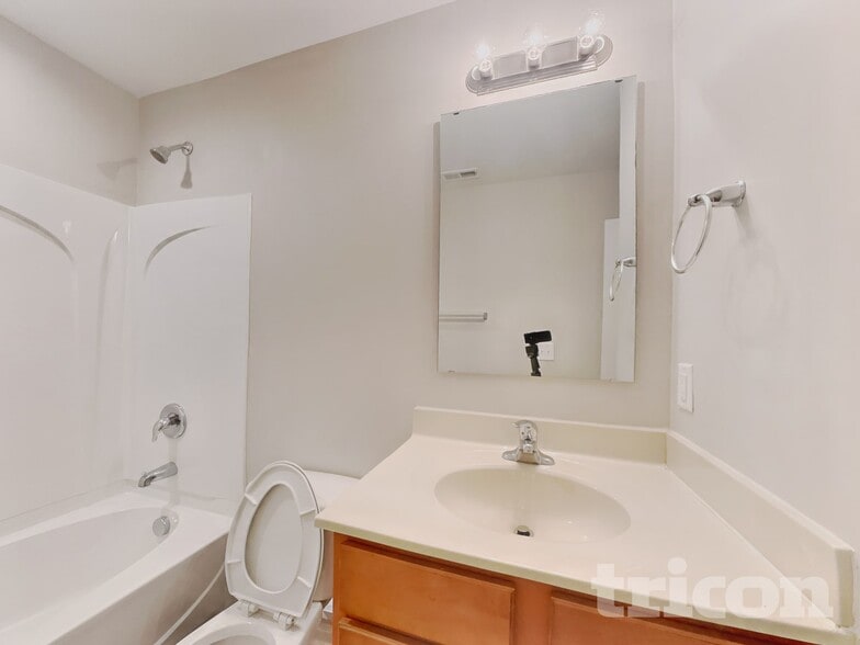 Building Photo - 304 Kendall Dr