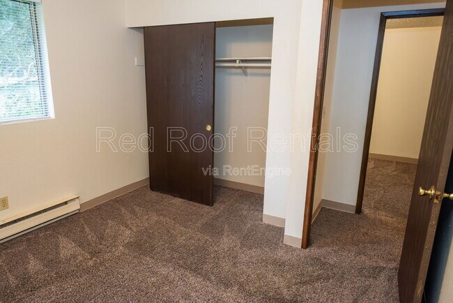 Building Photo - 302-163 163 St Ct E