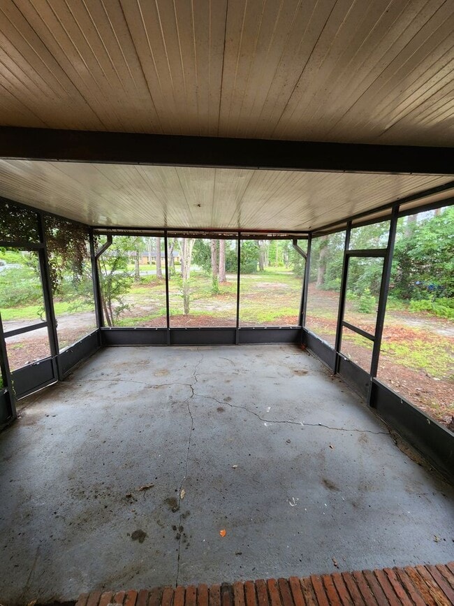 Building Photo - Charming 3BR Home with Modern Finishes & S...