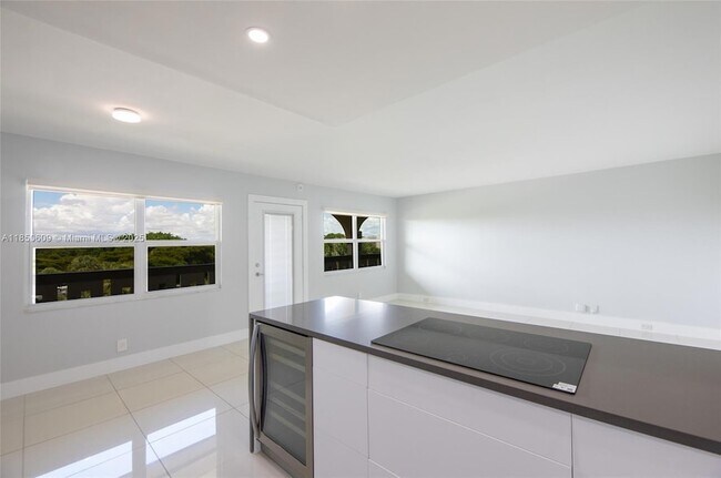 Building Photo - 1902 Bermuda Cir