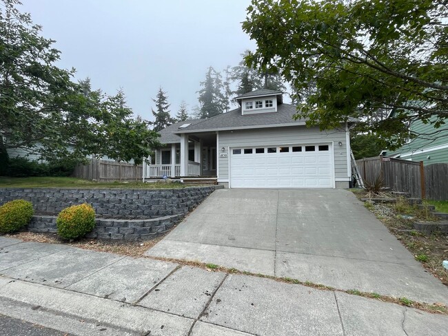 Building Photo - Lovely Single Story 3 Bedroom Home