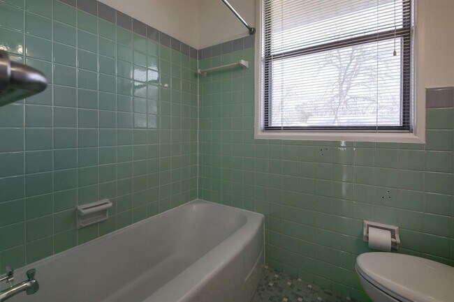 Building Photo - 1515 Corona Dr