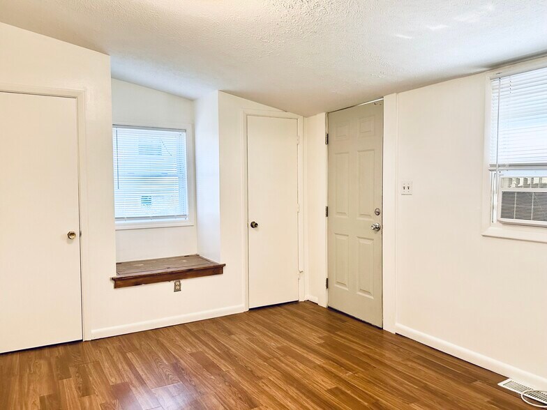 bedroom - 1105 S Rogers St